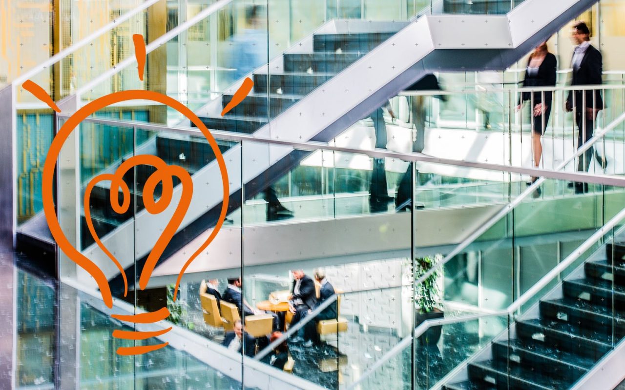 Rolltreppen in einem gläsernen Etagenbau